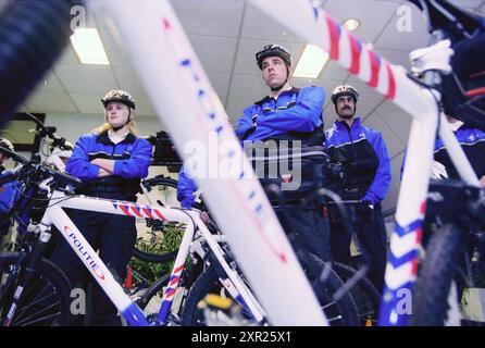 Bike Police, Zandvoort, Zandvoort, 18-02-2001, Whizgle Dutch News: Historische Bilder für die Zukunft. Erkunden Sie die Vergangenheit der Niederlande mit modernen Perspektiven durch Bilder von niederländischen Agenturen. Verbinden der Ereignisse von gestern mit den Erkenntnissen von morgen. Begeben Sie sich auf eine zeitlose Reise mit Geschichten, die unsere Zukunft prägen. Stockfoto