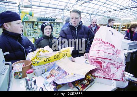 Feuerwerk Sale, Velserbroek, 27-12-2000, Whizgle Dutch News: Historische Bilder für die Zukunft. Erkunden Sie die Vergangenheit der Niederlande mit modernen Perspektiven durch Bilder von niederländischen Agenturen. Verbinden der Ereignisse von gestern mit den Erkenntnissen von morgen. Begeben Sie sich auf eine zeitlose Reise mit Geschichten, die unsere Zukunft prägen. Stockfoto