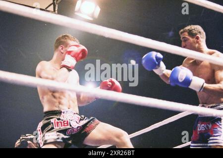 Free Fight Gala Haarlem, Haarlem, Niederlande, 20-10-2001, Whizgle Dutch News: Historische Bilder zugeschnitten auf die Zukunft. Erkunden Sie die Vergangenheit der Niederlande mit modernen Perspektiven durch Bilder von niederländischen Agenturen. Verbinden der Ereignisse von gestern mit den Erkenntnissen von morgen. Begeben Sie sich auf eine zeitlose Reise mit Geschichten, die unsere Zukunft prägen. Stockfoto