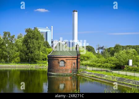 Historische Schieberhäuschen der Wasserkunst Elbinsel Kaltehofe und Heizkraftwerk Tiefstack in Rothenburgsort, Hamburg, Deutschland *** historische Schieberhäuschen der Wasserkunst Elbinsel Kaltehofe und Tiefstack Blockheizkraftwerk in Rothenburgsort, Hamburg, Deutschland Stockfoto