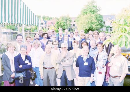 Menschen bei einem festlichen Treffen mit einem laufenden Buffet, 00-00-1996, Whizgle Dutch News: Historische Bilder für die Zukunft. Erkunden Sie die Vergangenheit der Niederlande mit modernen Perspektiven durch Bilder von niederländischen Agenturen. Verbinden der Ereignisse von gestern mit den Erkenntnissen von morgen. Begeben Sie sich auf eine zeitlose Reise mit Geschichten, die unsere Zukunft prägen. Stockfoto