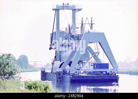 Transport Figee Crane, Spaarndam, Spaarndam, 07-08-1996, Whizgle Dutch News: Historische Bilder zugeschnitten auf die Zukunft. Erkunden Sie die Vergangenheit der Niederlande mit modernen Perspektiven durch Bilder von niederländischen Agenturen. Verbinden der Ereignisse von gestern mit den Erkenntnissen von morgen. Begeben Sie sich auf eine zeitlose Reise mit Geschichten, die unsere Zukunft prägen. Stockfoto