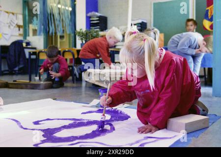 Malschule Octopus, 29-09-2002, Whizgle Dutch News: Historische Bilder zugeschnitten auf die Zukunft. Erkunden Sie die Vergangenheit der Niederlande mit modernen Perspektiven durch Bilder von niederländischen Agenturen. Verbinden der Ereignisse von gestern mit den Erkenntnissen von morgen. Begeben Sie sich auf eine zeitlose Reise mit Geschichten, die unsere Zukunft prägen. Stockfoto