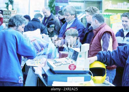 Feuerwerk Sale, Velserbroek, 27-12-2000, Whizgle Dutch News: Historische Bilder für die Zukunft. Erkunden Sie die Vergangenheit der Niederlande mit modernen Perspektiven durch Bilder von niederländischen Agenturen. Verbinden der Ereignisse von gestern mit den Erkenntnissen von morgen. Begeben Sie sich auf eine zeitlose Reise mit Geschichten, die unsere Zukunft prägen. Stockfoto