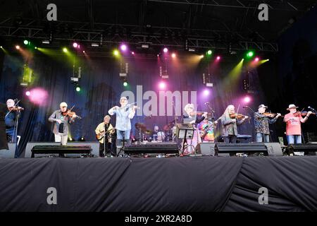 Williamscot, Großbritannien. August 2024. Die britische Folk-Band Feast of Fiddles trat live auf der Bühne des Cropredy Festivals der Fairport Convention auf. Quelle: SOPA Images Limited/Alamy Live News Stockfoto