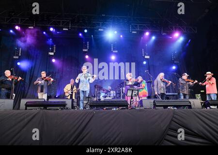 Williamscot, Großbritannien. August 2024. Die britische Folk-Band Feast of Fiddles trat live auf der Bühne des Cropredy Festivals der Fairport Convention auf. Quelle: SOPA Images Limited/Alamy Live News Stockfoto