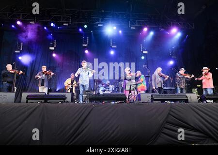 Williamscot, Großbritannien. August 2024. Die britische Folk-Band Feast of Fiddles trat live auf der Bühne des Cropredy Festivals der Fairport Convention auf. Quelle: SOPA Images Limited/Alamy Live News Stockfoto