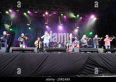 Williamscot, Großbritannien. August 2024. Die britische Folk-Band Feast of Fiddles trat live auf der Bühne des Cropredy Festivals der Fairport Convention auf. Quelle: SOPA Images Limited/Alamy Live News Stockfoto