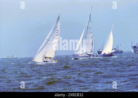 Start des Segelrennens in IJmuiden, IJmuiden, Niederlande, 12-07-1996, Whizgle Dutch News: Historische Bilder zugeschnitten auf die Zukunft. Erkunden Sie die Vergangenheit der Niederlande mit modernen Perspektiven durch Bilder von niederländischen Agenturen. Verbinden der Ereignisse von gestern mit den Erkenntnissen von morgen. Begeben Sie sich auf eine zeitlose Reise mit Geschichten, die unsere Zukunft prägen. Stockfoto