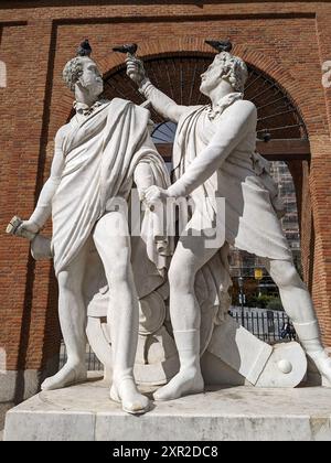 Denkmal zum Gedenken an die Rebellion von Madrid gegen die französische Armee im Jahr 1802. Skulpturen der Soldaten Luis Daoiz und Pedro Velarde. Hergestellt im Jahr 1822 Stockfoto