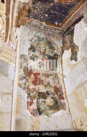 Spuren von alten farbenfrohen Fresken an den Wänden des Kreuzgangs der Kathedrale von Salamanca, Kastilien und Leon, Spanien Stockfoto