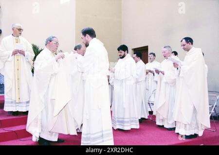 Ordination von vier Diakonen, Heiloo, 24. 03. 1999, Whizgle Dutch News: Historische Bilder zugeschnitten auf die Zukunft. Erkunden Sie die Vergangenheit der Niederlande mit modernen Perspektiven durch Bilder von niederländischen Agenturen. Verbinden der Ereignisse von gestern mit den Erkenntnissen von morgen. Begeben Sie sich auf eine zeitlose Reise mit Geschichten, die unsere Zukunft prägen. Stockfoto