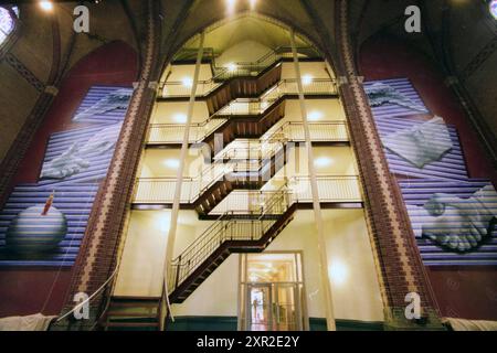 Sacred Heart Church, Apartments, Haarlem, Niederlande, 02-09-1998, Whizgle Dutch News: historische Bilder für die Zukunft. Erkunden Sie die Vergangenheit der Niederlande mit modernen Perspektiven durch Bilder von niederländischen Agenturen. Verbinden der Ereignisse von gestern mit den Erkenntnissen von morgen. Begeben Sie sich auf eine zeitlose Reise mit Geschichten, die unsere Zukunft prägen. Stockfoto