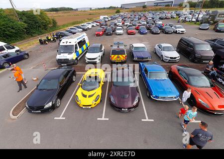 Draufsicht der Cops & Cars Show beim Autofahrer in Leeds, Yorkshire, Großbritannien Stockfoto