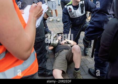 Bristol genug ist genug Protest Riot - Ein Anti-Rassismus-Aktivist wird von der Polizei im Castle Park im Zentrum von Bristol verhaftet. 03.08.24 Stockfoto