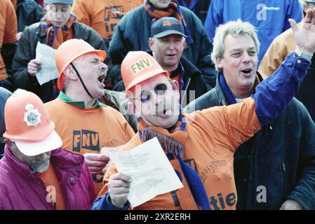 Tarifvertragsklage Hoogovens, IJmuiden, IJmuiden, Niederlande, 21-03-1999, Whizgle Dutch News: historische Bilder für die Zukunft. Erkunden Sie die Vergangenheit der Niederlande mit modernen Perspektiven durch Bilder von niederländischen Agenturen. Verbinden der Ereignisse von gestern mit den Erkenntnissen von morgen. Begeben Sie sich auf eine zeitlose Reise mit Geschichten, die unsere Zukunft prägen. Stockfoto