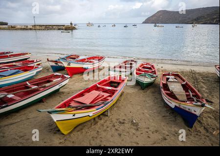 Fischerboote an einem Strand in Tarrafal, Santiago Island, Kap Verde Stockfoto
