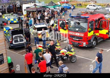 Draufsicht der Cops & Cars Show beim Autofahrer in Leeds, Yorkshire, Großbritannien Stockfoto