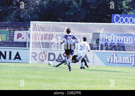 Football, Telstar - TOP Oss, 09.04.1999, Whizgle Dutch News: Historische Bilder für die Zukunft. Erkunden Sie die Vergangenheit der Niederlande mit modernen Perspektiven durch Bilder von niederländischen Agenturen. Verbinden der Ereignisse von gestern mit den Erkenntnissen von morgen. Begeben Sie sich auf eine zeitlose Reise mit Geschichten, die unsere Zukunft prägen. Stockfoto