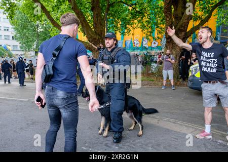 Bristol-Aufstand - rechtsextreme Aktivisten konfrontieren die Polizei während eines genug-ist-genug-Protestes in Bristol. 03-08-2024 Stockfoto