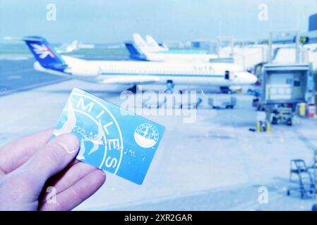 Airmiles Card, Schiphol, Schiphol, 08-04-1998, Whizgle Dutch News: Historische Bilder für die Zukunft. Erkunden Sie die Vergangenheit der Niederlande mit modernen Perspektiven durch Bilder von niederländischen Agenturen. Verbinden der Ereignisse von gestern mit den Erkenntnissen von morgen. Begeben Sie sich auf eine zeitlose Reise mit Geschichten, die unsere Zukunft prägen. Stockfoto