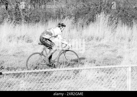 Cyclo-Cross-Champion Spaarnwoude, Cycling, 20.-12. 1986, Whizgle Dutch News: Historische Bilder zugeschnitten auf die Zukunft. Erkunden Sie die Vergangenheit der Niederlande mit modernen Perspektiven durch Bilder von niederländischen Agenturen. Verbinden der Ereignisse von gestern mit den Erkenntnissen von morgen. Begeben Sie sich auf eine zeitlose Reise mit Geschichten, die unsere Zukunft prägen. Stockfoto