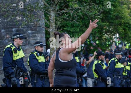 Bristol-Aufstand - rechtsextreme Aktivisten konfrontieren die Polizei während eines genug-ist-genug-Protestes in Bristol. 03-08-2024 Stockfoto