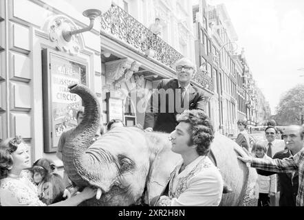 Drücken Sie Konf. Russischer Staatszirkus in Carré, Amsterdam, mit Clown Popov, Circus, Amsterdam, Niederlande, 30-07-1979, Whizgle Dutch News: historische Bilder für die Zukunft. Erkunden Sie die Vergangenheit der Niederlande mit modernen Perspektiven durch Bilder von niederländischen Agenturen. Verbinden der Ereignisse von gestern mit den Erkenntnissen von morgen. Begeben Sie sich auf eine zeitlose Reise mit Geschichten, die unsere Zukunft prägen. Stockfoto