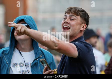 Bristol-Aufstand - rechtsextreme Aktivisten konfrontieren die Polizei während eines genug-ist-genug-Protestes in Bristol. 03-08-2024 Stockfoto