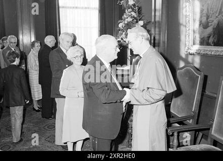Bischof Bomers und Weihbischof Lescrauwaert, RK Bavo, Haarlem, Weihe, römisch-katholische Kirche, Haarlem, Niederlande, 14-01-1984, Whizgle Dutch News: Historical Images Tailored for the Future. Erkunden Sie die Vergangenheit der Niederlande mit modernen Perspektiven durch Bilder von niederländischen Agenturen. Verbinden der Ereignisse von gestern mit den Erkenntnissen von morgen. Begeben Sie sich auf eine zeitlose Reise mit Geschichten, die unsere Zukunft prägen. Stockfoto