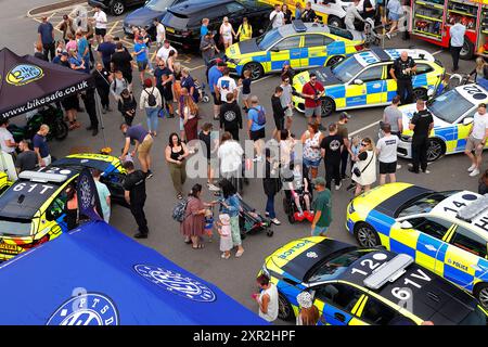 Draufsicht der Cops & Cars Show beim Autofahrer in Leeds, Yorkshire, Großbritannien Stockfoto