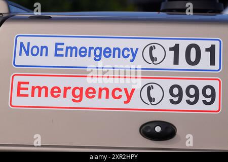 Non Emergency 101 & Emergency 999 Aufkleber auf einer North Yorkshire Polizei Stockfoto