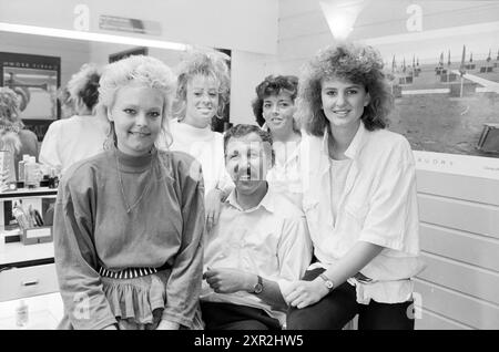 Friseur Bohm, Friseure und Friseursalons, 26.05.1988, Whizgle Dutch News: Historische Bilder zugeschnitten auf die Zukunft. Erkunden Sie die Vergangenheit der Niederlande mit modernen Perspektiven durch Bilder von niederländischen Agenturen. Verbinden der Ereignisse von gestern mit den Erkenntnissen von morgen. Begeben Sie sich auf eine zeitlose Reise mit Geschichten, die unsere Zukunft prägen. Stockfoto