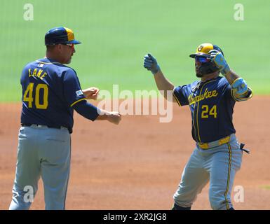 Atlanta, Usa. August 2024. William Contreras feiert mit dem dritten Base-Trainer Jason Lane, nachdem er am Donnerstag, den 8. August 2024 in Atlanta, Georgia, im ersten Inning gegen die Milwaukee Brewers einen Homerun im Truist Park absolviert hatte. Foto von Mike Zarrilli/UPI Credit: UPI/Alamy Live News Stockfoto