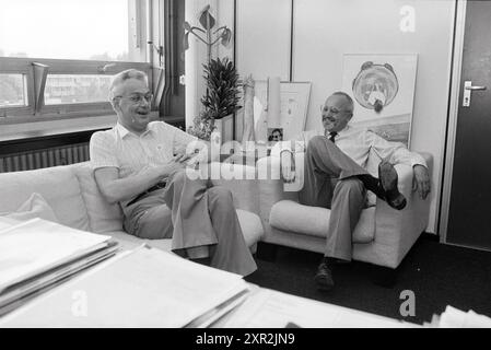 Arie Kuiper und Herr Swart vom Magazin de Tijd, VNU Association of Dutch Publishers, 17-08-1983, Whizgle Dutch News: Historical Images Tailored for the Future. Erkunden Sie die Vergangenheit der Niederlande mit modernen Perspektiven durch Bilder von niederländischen Agenturen. Verbinden der Ereignisse von gestern mit den Erkenntnissen von morgen. Begeben Sie sich auf eine zeitlose Reise mit Geschichten, die unsere Zukunft prägen. Stockfoto