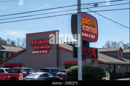 PIGEON FORGE, TN - 12. März 2024: Golden Corral Buffet and Grill Restaurant Gebäude und Schild und Parkplatz an einem sonnigen Tag. Stockfoto