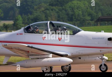 Schweizer Pilatus PC-7 MKX bei Ankunft am Royal International Air Tattoo 2024 Stockfoto