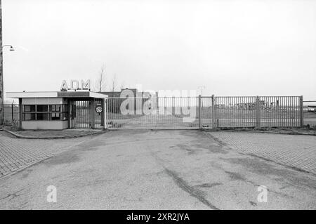 Western Docklands, Amsterdam, Häfen, Amsterdam, Niederlande, 23-03-1982, Whizgle Dutch News: Historical Images Tailored for the Future. Erkunden Sie die Vergangenheit der Niederlande mit modernen Perspektiven durch Bilder von niederländischen Agenturen. Verbinden der Ereignisse von gestern mit den Erkenntnissen von morgen. Begeben Sie sich auf eine zeitlose Reise mit Geschichten, die unsere Zukunft prägen. Stockfoto