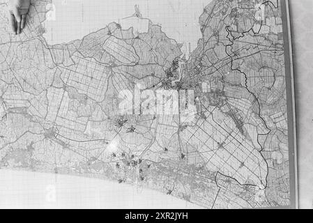 Dr. Schilstra bei MAP, Personen, 14-06-1968, Whizgle Dutch News: Historische Bilder zugeschnitten auf die Zukunft. Erkunden Sie die Vergangenheit der Niederlande mit modernen Perspektiven durch Bilder von niederländischen Agenturen. Verbinden der Ereignisse von gestern mit den Erkenntnissen von morgen. Begeben Sie sich auf eine zeitlose Reise mit Geschichten, die unsere Zukunft prägen. Stockfoto