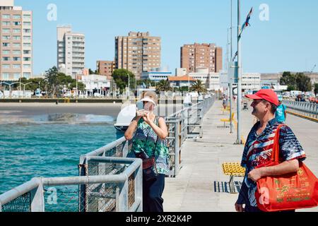 Zwei Touristen Mann und Frau an einem schönen sonnigen Tag auf dem Pier. Atlantikküste, Stadt Puerto Madryn Stockfoto