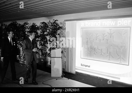 Eröffnung C-Pier Schiphol von Prince Claus, Schiphol, 13-12-1987, Schiphol, 13-12-1987, Whizgle Dutch News: historische Bilder für die Zukunft. Erkunden Sie die Vergangenheit der Niederlande mit modernen Perspektiven durch Bilder von niederländischen Agenturen. Verbinden der Ereignisse von gestern mit den Erkenntnissen von morgen. Begeben Sie sich auf eine zeitlose Reise mit Geschichten, die unsere Zukunft prägen. Stockfoto