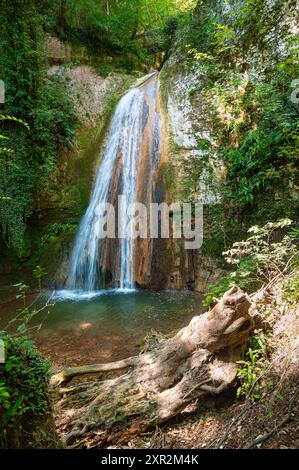 Wunderschöner Blick auf einen Wasserfall, der in einen kleinen See im Molina Wasserfallpark in den italienischen Alpen nördlich von Verona, Italien, fließt. Stockfoto