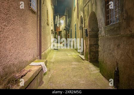 Malerischer Nachtanblick auf eine enge Straße in der mittelalterlichen Stadt Fosdinovo im Norden der Toskana, Italien. Stockfoto