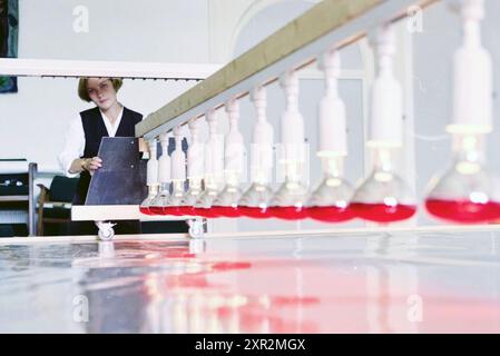 Restauration Kenau Painting, 13-07-1997, Whizgle Dutch News: Historische Bilder zugeschnitten auf die Zukunft. Erkunden Sie die Vergangenheit der Niederlande mit modernen Perspektiven durch Bilder von niederländischen Agenturen. Verbinden der Ereignisse von gestern mit den Erkenntnissen von morgen. Begeben Sie sich auf eine zeitlose Reise mit Geschichten, die unsere Zukunft prägen. Stockfoto