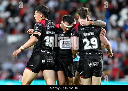 St Helens, Großbritannien. August 2024. Salford Red Devils feiern am 8. August 2024 im Totally Wicked Stadium, St. Helens, Vereinigtes Königreich (Foto: Cody Froggatt/News Images) in St. Helens, Vereinigtes Königreich, am 8. August 2024. (Foto: Cody Froggatt/News Images/SIPA USA) Credit: SIPA USA/Alamy Live News Stockfoto