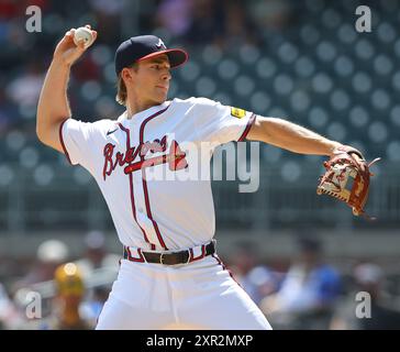 Atlanta, Usa. August 2024. Luke Williams, Außenseiter der Atlanta Braves, wirft am Donnerstag, den 8. August 2024 in Atlanta, Georgia, einen Platz im neunten Inning während des Spiels gegen die Milwaukee Brewers im Truist Park. Foto von Mike Zarrilli/UPI Credit: UPI/Alamy Live News Stockfoto