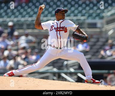 Atlanta, Usa. August 2024. Atlanta Braves Pitcher Raisel Iglesias wirft während des Spiels gegen die Milwaukee Brewers im Truist Park am Donnerstag, den 8. August 2024 in Atlanta, Georgia, einen Platz. Foto von Mike Zarrilli/UPI Credit: UPI/Alamy Live News Stockfoto