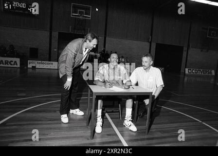 Vertrag mit Basketball Club, 27.04.1990, Whizgle Dutch News: Historical Images Tailored for the Future. Erkunden Sie die Vergangenheit der Niederlande mit modernen Perspektiven durch Bilder von niederländischen Agenturen. Verbinden der Ereignisse von gestern mit den Erkenntnissen von morgen. Begeben Sie sich auf eine zeitlose Reise mit Geschichten, die unsere Zukunft prägen. Stockfoto