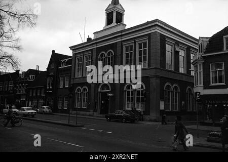 Beverwijk Polizeistation, Beverwijk, Breestraat, Niederlande, 12-11-1974, Whizgle Dutch News: historische Bilder für die Zukunft. Erkunden Sie die Vergangenheit der Niederlande mit modernen Perspektiven durch Bilder von niederländischen Agenturen. Verbinden der Ereignisse von gestern mit den Erkenntnissen von morgen. Begeben Sie sich auf eine zeitlose Reise mit Geschichten, die unsere Zukunft prägen. Stockfoto