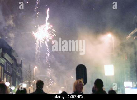 Feuerwerk, Haarlem, Niederlande, 31-12-1999, Whizgle Dutch News: Historical Images Tailored for the Future. Erkunden Sie die Vergangenheit der Niederlande mit modernen Perspektiven durch Bilder von niederländischen Agenturen. Verbinden der Ereignisse von gestern mit den Erkenntnissen von morgen. Begeben Sie sich auf eine zeitlose Reise mit Geschichten, die unsere Zukunft prägen. Stockfoto